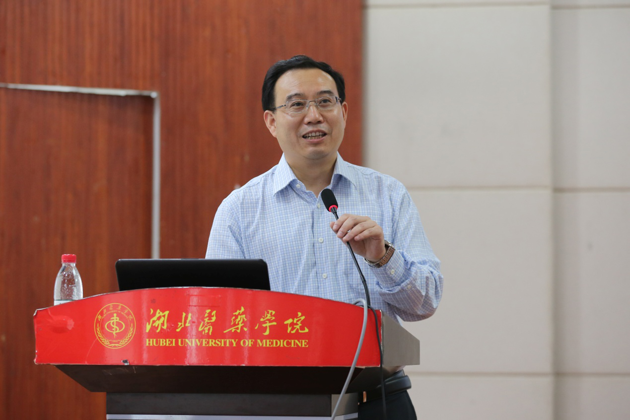 副校长王云甫教授代表学校致欢迎辞