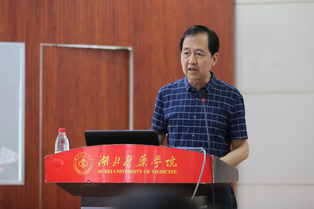 附属人民医院党委书记、院长钟森教授主持大会