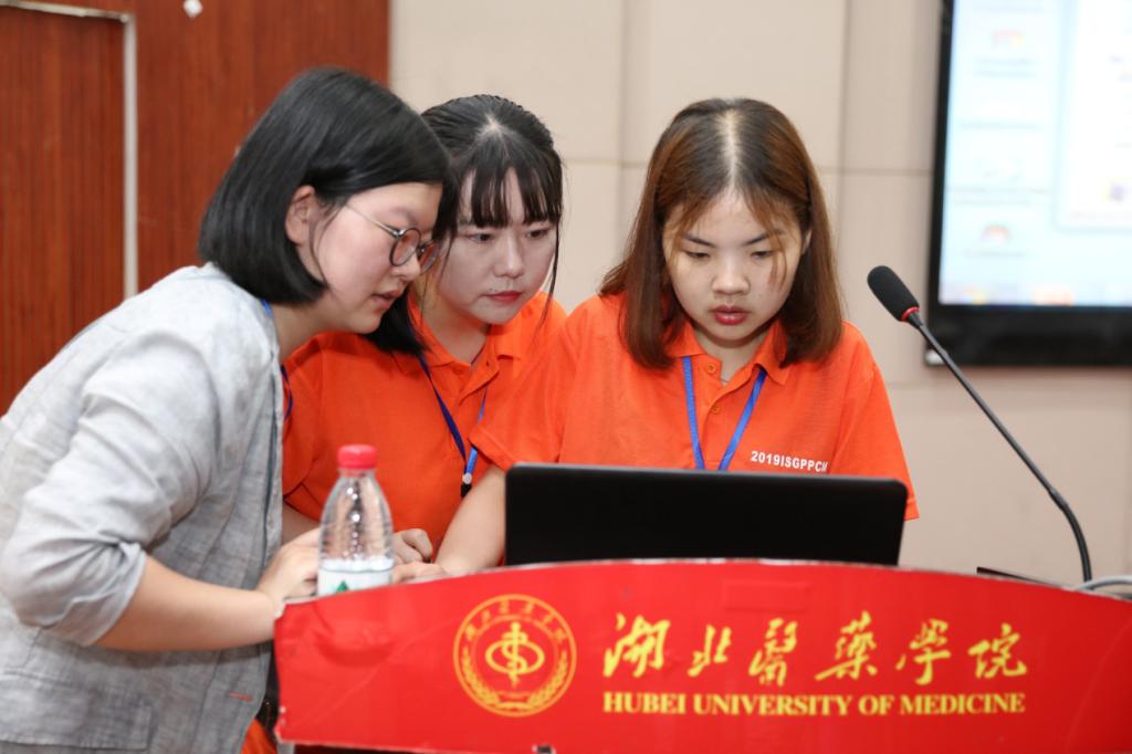 服务会议的青年志愿者