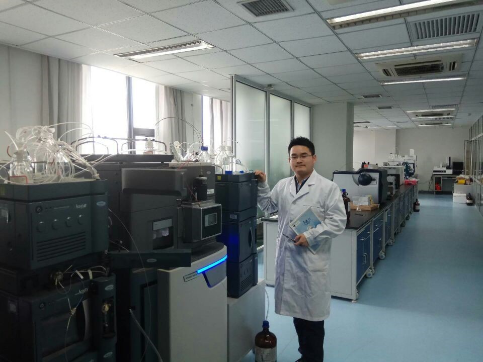 余惠凡与Watesr G2-S UPLC-QTOF 液相色谱仪合影